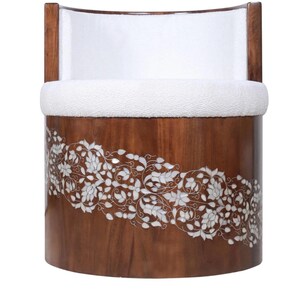 K&ouml;nnte beinhalten: Ein fassf&ouml;rmiger Stuhl mit einem dunkelbraunen Holzsockel, der vorne mit einem komplizierten wei&szlig;en Blumenmuster eingelegt ist. Die Sitzfl&auml;che und die geschwungene R&uuml;ckenlehne sind mit einem strukturierten wei&szlig;en Stoff bezogen.