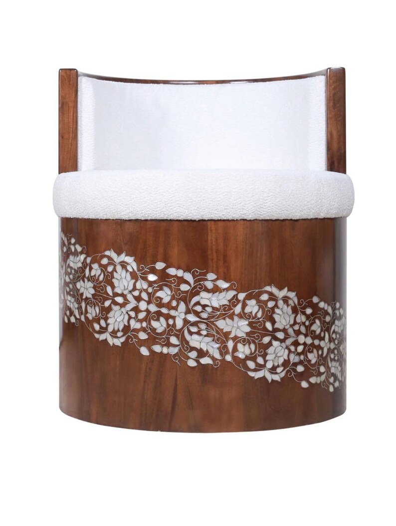 K&ouml;nnte beinhalten: Ein fassf&ouml;rmiger Stuhl mit einem dunkelbraunen Holzsockel, der vorne mit einem komplizierten wei&szlig;en Blumenmuster eingelegt ist. Die Sitzfl&auml;che und die geschwungene R&uuml;ckenlehne sind mit einem strukturierten wei&szlig;en Stoff bezogen.