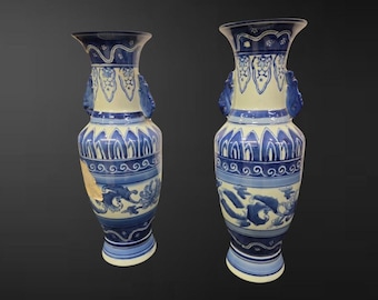 Paire de vases balustre japonais bleus et blancs avec poignées masque shishi, uniques en leur genre