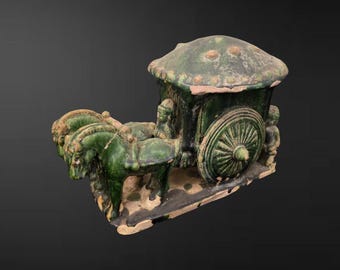 Modèle réduit de carrosse couvert avec chauffeur et poneys, chinoise en poterie à glaçure verte, pièce unique en son genre