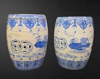 Paire de sièges de jardin japonais en porcelaine bleue et blanche avec décoration d'étang de lotus, uniques en leur genre