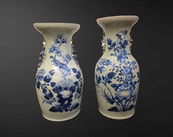 Paire de vases en porcelaine de Chine bleu et blanc « Oiseau et pivoine », uniques en leur genre