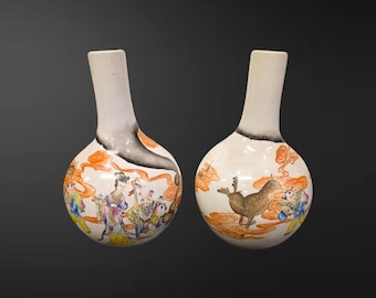 Paire de vases bouteilles « Immortals » de la Famille rose en porcelaine de Chine, uniques en leur genre