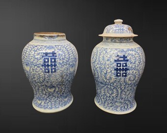 Paire de pots balustres bleus et blancs « Double Happiness » en porcelaine de Chine, uniques en leur genre