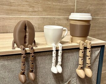Enfeite de Prateleira para Amantes de Café | Estatueta 3D com Pernas Pendentes | Decoração para Bar de Café | Presente Fofo para Viciados em Café | Decoração para Prateleira de Cozinha ou Mesa