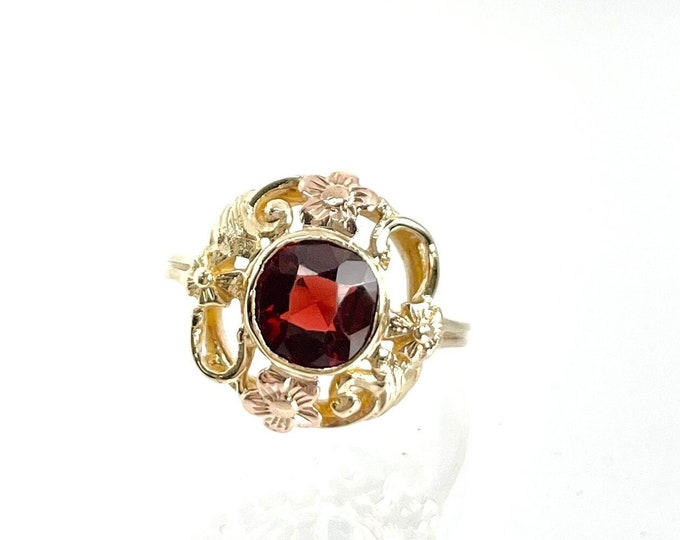 10 Karat Yellow Gold Garnet Filigree Type Ring, Bezel Set Garnet Ring, Vintage Garnet Ring