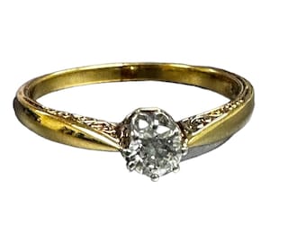 Sophisticated Yellow Gold Engagement Ring with Transitional Cut Diamond