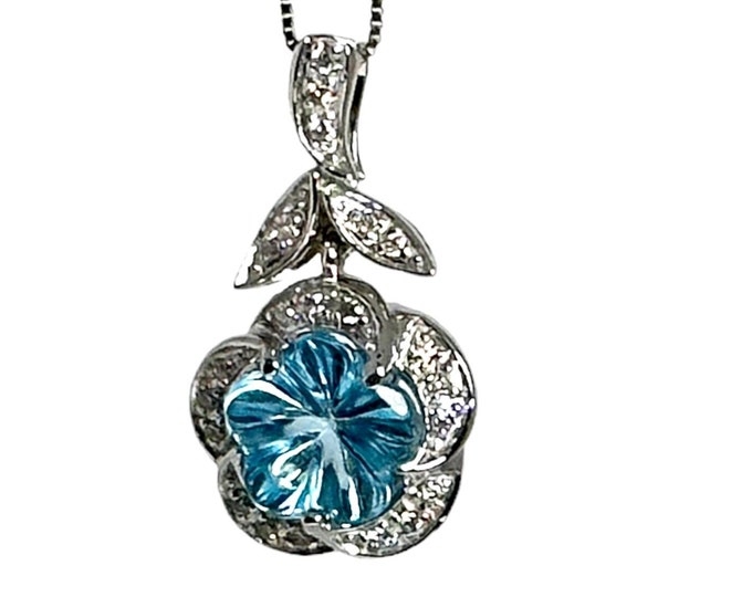 Stunning 14 Karat White Gold Necklace with Flower-Cut Blue Topaz and Diamonds