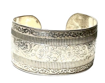 Feminine Vintage Sterling Silver Bracelet with Intricate Engraved Flower Pattern