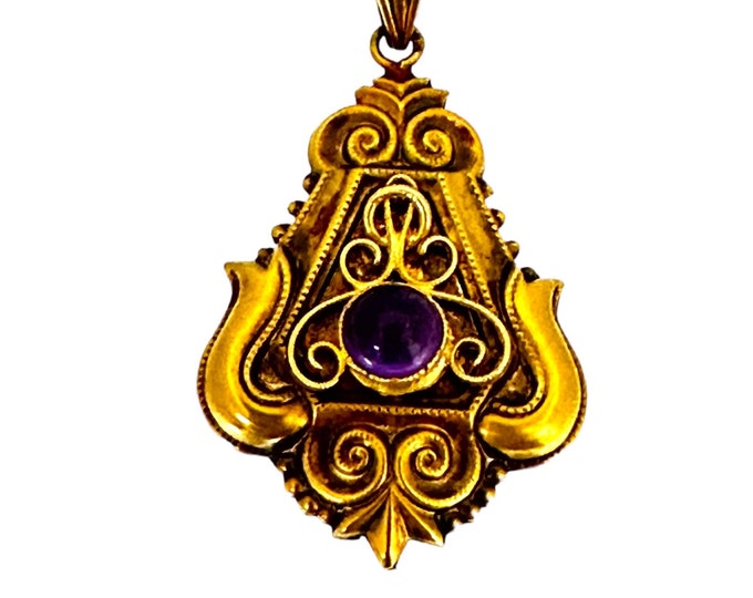 Elegant 14 Karat Yellow Gold Etruscan Style Pendant with Stunning Cabochon Amethyst