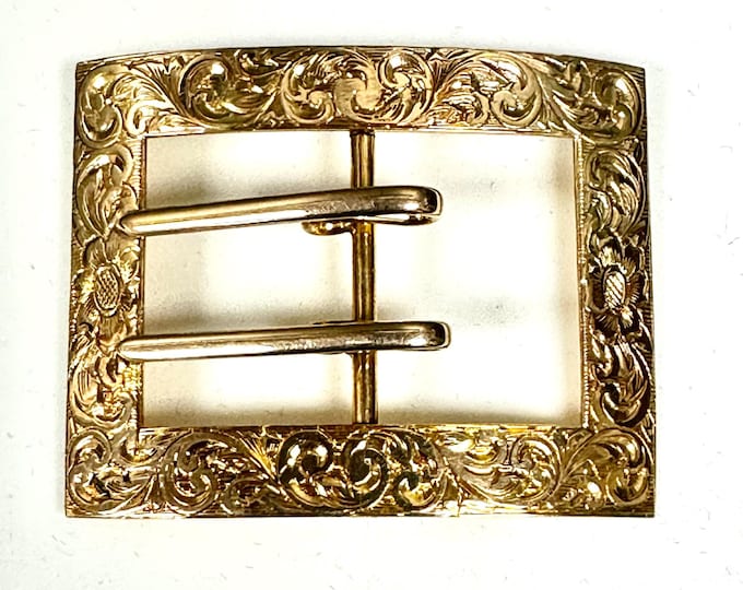 Finely Engraved Buckle Pin in 14 Karat Yellow Gold Victorian