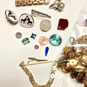 Vintage Jewelry Lot: Loose Stones, Tie Bars, Silver Tone Chain