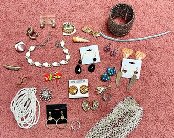 Bag Lot of Jewelry Pieces, Earrings, Chain, Bracelets Necklace, Vintage Jewelry Pieces