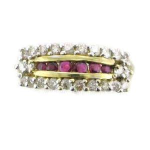 Puede incluir: Un anillo de banda de oro con una fila de rubíes rojos y una doble fila de diamantes transparentes.