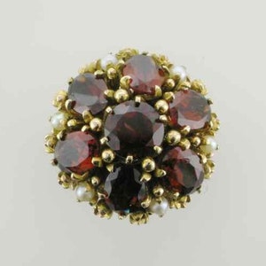 Anello da cocktail vintage anni &#39;70 con granato e accenti di perle, gioiello importante in oro giallo