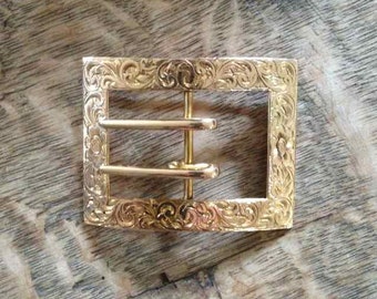 Finely Engraved Buckle Pin in 14 Karat Yellow Gold Victorian
