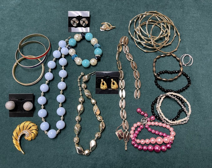 Bag Lot of Assorted Costume Jewelry, Jewelry Pieces, Assorted Costume Jewelry