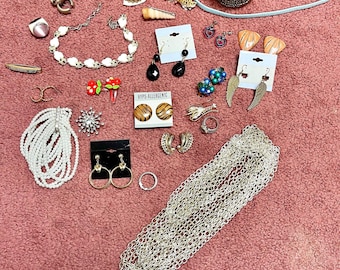 Bag Lot of Jewelry Pieces, Earrings, Chain, Bracelets Necklace, Vintage Jewelry Pieces