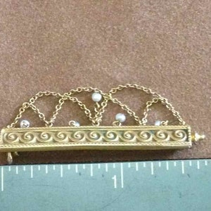 Edwardian Seed Pearl Bar Pin with Decorative Chains in 14 Karat Yellow Gold image 4