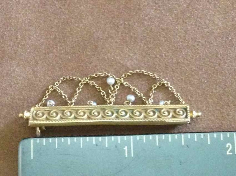 Edwardian Seed Pearl Bar Pin with Decorative Chains in 14 Karat Yellow Gold image 4