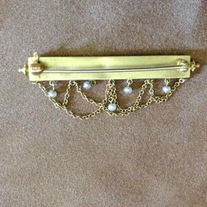 Edwardian Seed Pearl Bar Pin with Decorative Chains in 14 Karat Yellow Gold image 2