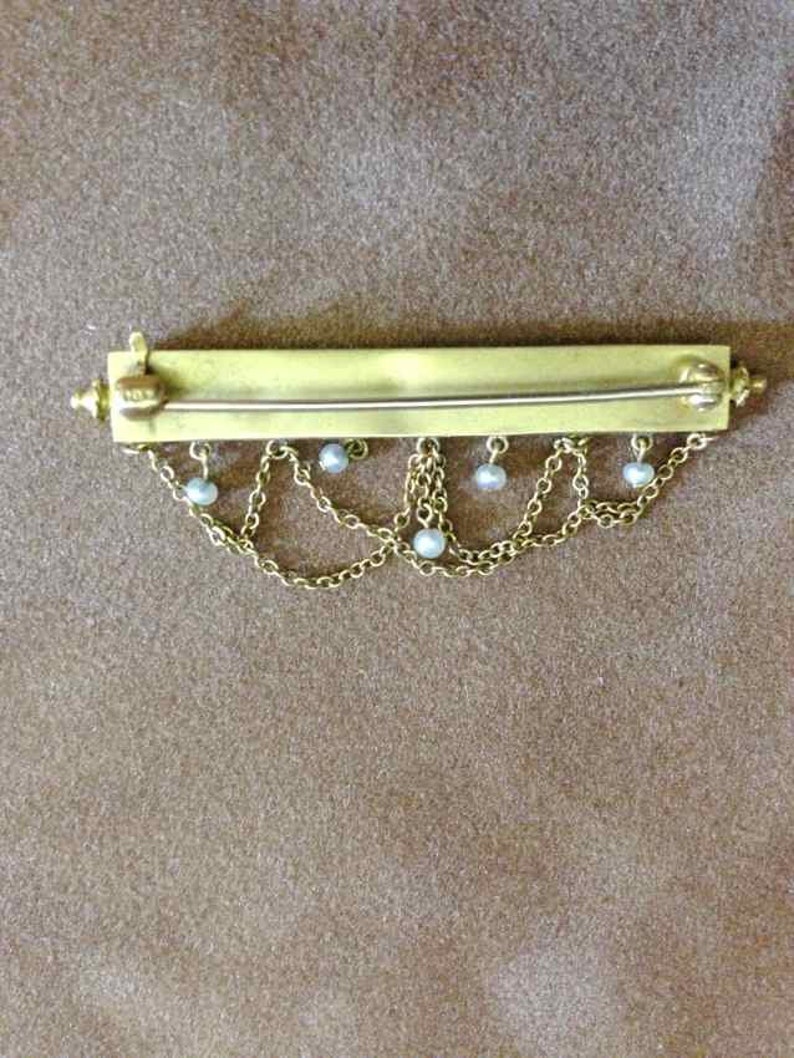 Edwardian Seed Pearl Bar Pin with Decorative Chains in 14 Karat Yellow Gold image 2