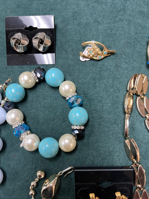 Bag Lot of Assorted Costume Jewelry, Jewelry Piec… - image 6