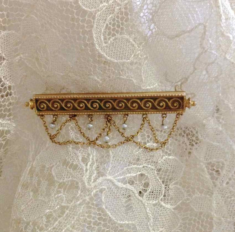 Edwardian Seed Pearl Bar Pin with Decorative Chains in 14 Karat Yellow Gold image 3