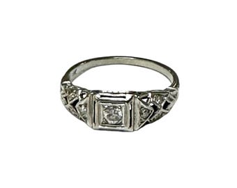 Gorgeous 18 Karat White Gold Diamond Art Deco Ring - Sparkle with Style