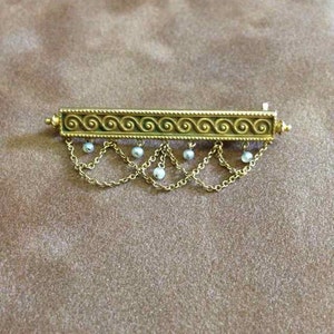 Edwardian Seed Pearl Bar Pin with Decorative Chains in 14 Karat Yellow Gold image 1