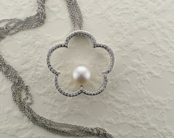 18k White Gold Pearl Diamond Flower Pendant Necklace