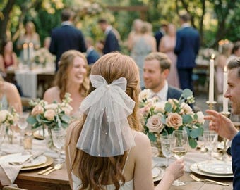 Fiocco per capelli da sposa con perle, fermaglio per capelli da sposa in tulle con perle sparse, accessorio per capelli per addio al nubilato, fiocco da sposa civettuola