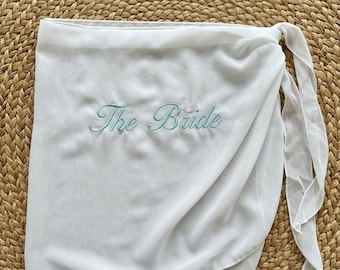 Geborduurde strandpareo met gepersonaliseerde naam, doorschijnende chiffon cover-up, wikkelrok voor bruid en bruidsmeisjes bij het zwembad, gepersonaliseerde cadeautjes voor een vrijgezellenfeest.
