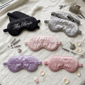 Puede incluir: Cinco antifaces de satén en negro, plata, rosa claro, lavanda y rosa viejo. Cada antifaz tiene texto bordado: The Bride, Good Night, Bride of Honor y Just Married. Los antifaces tienen bandas elásticas para la cabeza y tela suave.