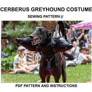 Pode incluir: Um galgo preto vestindo uma fantasia de Cérbero com duas cabeças de cachorro de pelúcia adicionais presas a uma coleira. O texto diz CERBERUS GREYHOUND COSTUME SEWING PATTERN e PDF PATTERN AND INSTRUCTIONS. A fantasia inclui tiras vermelhas e pretas.