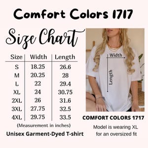Puede incluir: Una tabla de tallas Comfort Colors 1717 para una camiseta unisex te&ntilde;ida en prenda. La tabla enumera las tallas de la S a la 4XL con medidas de ancho y largo en pulgadas. Se muestra una camiseta blanca con flechas que indican las medidas.