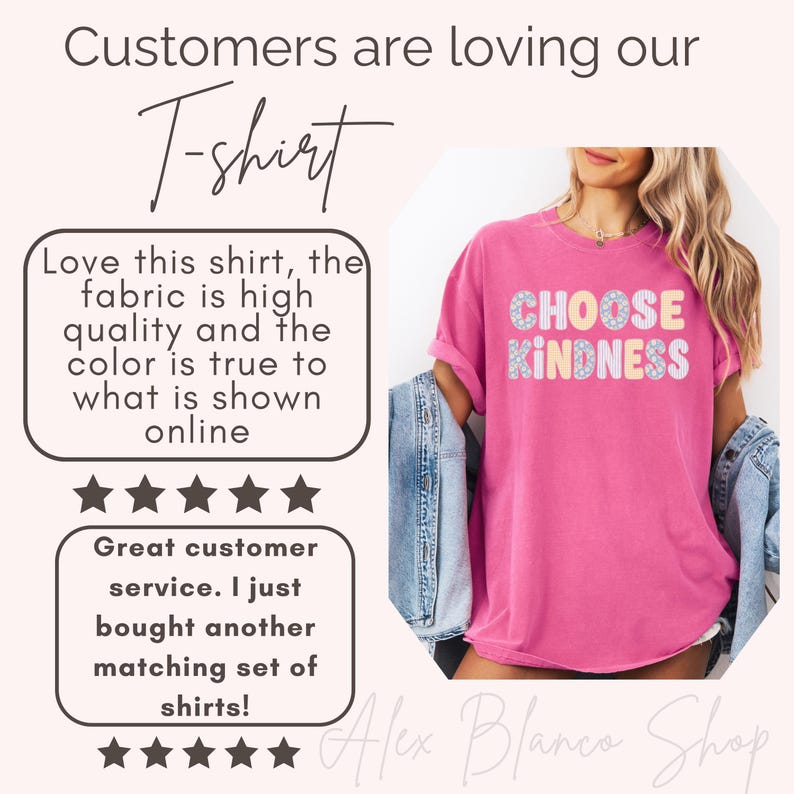 Puede incluir: Una camiseta de manga corta de color rosa brillante con el texto CHOOSE KINDNESS en letras may&uacute;sculas que combinan un estampado floral azul claro y rayas amarillas. La imagen incluye rese&ntilde;as de clientes y estrellas de calificaci&oacute;n.