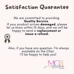 Puede incluir: Un gr&aacute;fico de pol&iacute;tica de atenci&oacute;n al cliente con el t&iacute;tulo Satisfaction Guarantee. El texto detalla el compromiso con la calidad, un plazo de 15 d&iacute;as para art&iacute;culos da&ntilde;ados y opciones de reemplazo o reembolso. Incluye un icono de estrella y el logo de MCB Studio Shop.