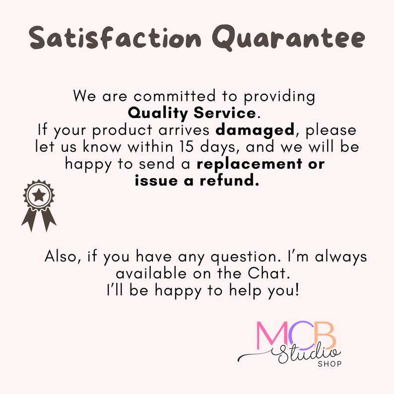 Puede incluir: Un gr&aacute;fico de pol&iacute;tica de atenci&oacute;n al cliente con el t&iacute;tulo Satisfaction Guarantee. El texto detalla el compromiso con la calidad, un plazo de 15 d&iacute;as para art&iacute;culos da&ntilde;ados y opciones de reemplazo o reembolso. Incluye un icono de estrella y el logo de MCB Studio Shop.
