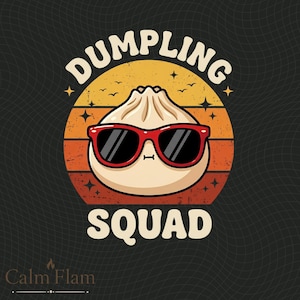 Peut inclure: Conception graphique avec un ravioli portant des lunettes de soleil rouges, sur fond de coucher de soleil. Le texte "DUMPLING SQUAD" est arqué au-dessus et en dessous du ravioli. Le fond est un dégradé d'orange et de jaune.
