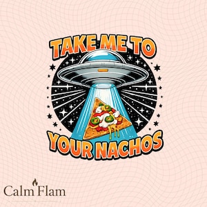 Peut inclure: Conception graphique avec un OVNI projetant un rayon lumineux sur une part de pizza garnie. Le texte « TAKE ME TO YOUR NACHOS » est en orange et noir. Le design est sur fond rose clair avec un motif quadrillé et des étoiles.