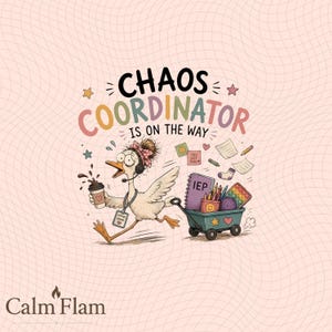 Peut inclure: Une illustration graphique représentant une oie de dessin animé portant un casque et un bandeau à pois, tenant une tasse de café. Le texte indique CHAOS COORDINATOR IS ON THE WAY. L'oie tire un chariot bleu sarcelle rempli de fournitures scolaires.