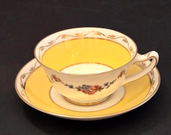 Tazza da tè e piattino vintage Paragon in fine porcellana con decorazione floreale gialla.
