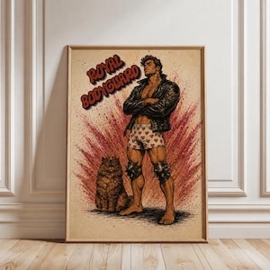 Puede incluir: Un póster enmarcado que muestra una figura musculosa con chaqueta de cuero negra, calzoncillos con estampado de corazones y rodilleras, junto a un gato marrón peludo. El texto "ROYAL BODYGUARD" aparece en rojo sobre un fondo de salpicaduras.