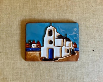 Azulejo de terracota vintage pintado a mano de un pueblo griego - azul, marrón, blanco