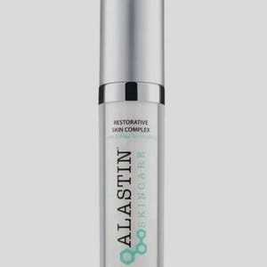 Op de afbeelding: Een flesje huidverzorgingsproduct met een zilveren dop en een transparante body. Het etiket leest "ALASTIN Skincare" met de woorden "Restorative Skin Complex" en "1.0 fl oz. 29,6 ml". De achtergrond is lichtgrijs.