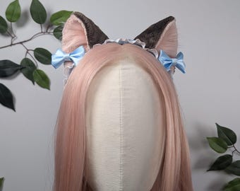 Braunes Katzenohren Bequemes Stirnband, weiche Cosplay pelzige Kitty Ohren, blaue Pastellbögen, Satin-Seidenband - Handgefertigtes Stirnband für Erwachsene