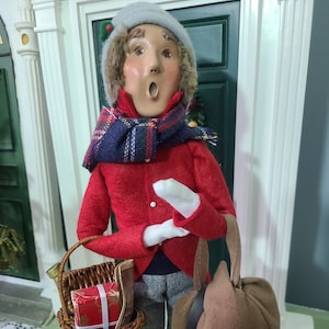 Byers Choice Man Caroler 2000 Traditional  Man holding Duffle Bag and Basket of Gifts Traveler  LTD 47 of 100 Red jacket blk pants