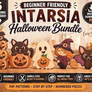 Op de afbeelding: Een digitaal PDF-patroonpakket voor vijf intarsia Halloween-houtprojecten, waaronder drie gestapelde pompoenen, een zwarte kat, een spook, een heks op een bezemsteel en een vleermuis. De tekst bevat Beginner Friendly Intarsia Halloween Bundle.