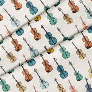 Pode incluir: Um tecido de cor clara com um padrão repetitivo de instrumentos musicais de corda, incluindo violinos, violoncelos e guitarras acústicas em várias cores como laranja, azul-petróleo, azul e amarelo, dispostos num layout disperso.